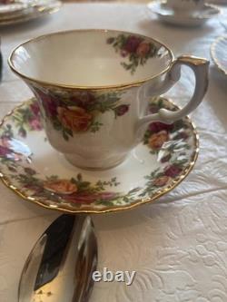 1962 Royal Albert 48 piece old country roses dinner set