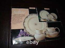 1986 ROYAL DOULTON H5121 ALBANY Ivory Bone China Dinnerware Set for 12 73 pc