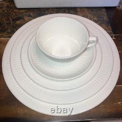 20 Piece WEDGWOOD INSIGNIA WHITE RIBBED METALLISED BONE CHINA Setting For 4