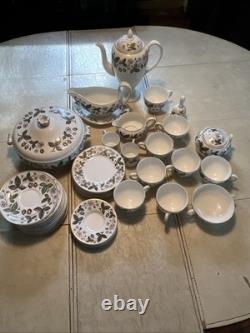 46 Piece Wedgwood Bone China Strawberry Hill Dinner Set Made In England