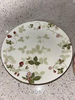 HTF Wedgwood Wild Strawberry Breakfast Plates 8.25 Set Of 8 Bone China