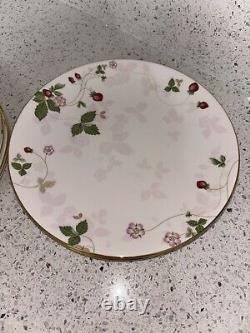 HTF Wedgwood Wild Strawberry Breakfast Plates 8.25 Set Of 8 Bone China