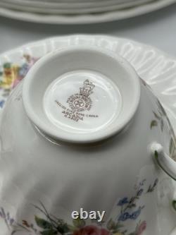 Royal Doulton Arcadia H4802 Bone China 30pc Dinner Tea Set Made in England MINT