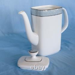 Royal Doulton Etude (Pattern H5003). 8 Place Settings With Serving Pieces. England