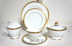 Royal Doulton Fine Bone China Set for 8 Royal Gold Pattern H. 4980 1969 Vintage