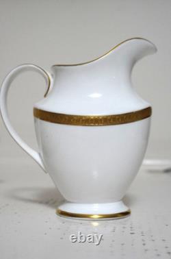 Royal Doulton Fine Bone China Set for 8 Royal Gold Pattern H. 4980 1969 Vintage