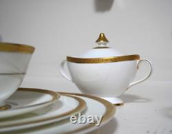 Royal Doulton Fine Bone China Set for 8 Royal Gold Pattern H. 4980 1969 Vintage