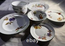 Royal Worcester Evesham Vale 12-Piece Porcelain Dinnerware Set Green Rim MINT