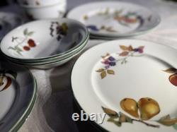 Royal Worcester Evesham Vale 12-Piece Porcelain Dinnerware Set Green Rim MINT
