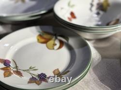 Royal Worcester Evesham Vale 12-Piece Porcelain Dinnerware Set Green Rim MINT