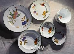 Royal Worcester Evesham Vale 12-Piece Porcelain Dinnerware Set Green Rim MINT