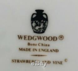 Set Of 10 Wedgwood Strawberry and Vine Bone China 8 3/4 Lunch Plates England