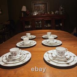 Vintage Royal Worcester Dorchester Scalloped 30pc 6 Place Bone China Set Floral