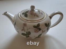 WEDGWOOD 12-Piece WILD STRAWBERRY Bone China Tea Coffee Plates Set