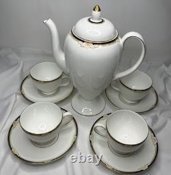 WEDGWOOD Bone China CAVENDISH PATTERNMADE IN ENGLAND Teapot 4 Saucers and cups
