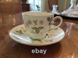 Wedgwood England WILD STRAWBERRY Bone China Set of 4 Leigh Cup & Saucer