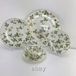 Wedgwood WILD STRAWBERRY Five (5) Piece Place Setting (S) ENGLAND MINT NEW