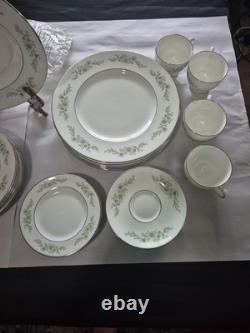 Wedgwood Westbury Bone China 50-Piece Set Made in England- Excellent Condition