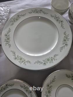 Wedgwood Westbury Bone China 50-Piece Set Made in England- Excellent Condition