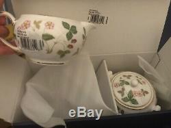 Wedgwood Wild Strawberry 6 Cup & Saucer, Creamer & Teapot Set Bone China England